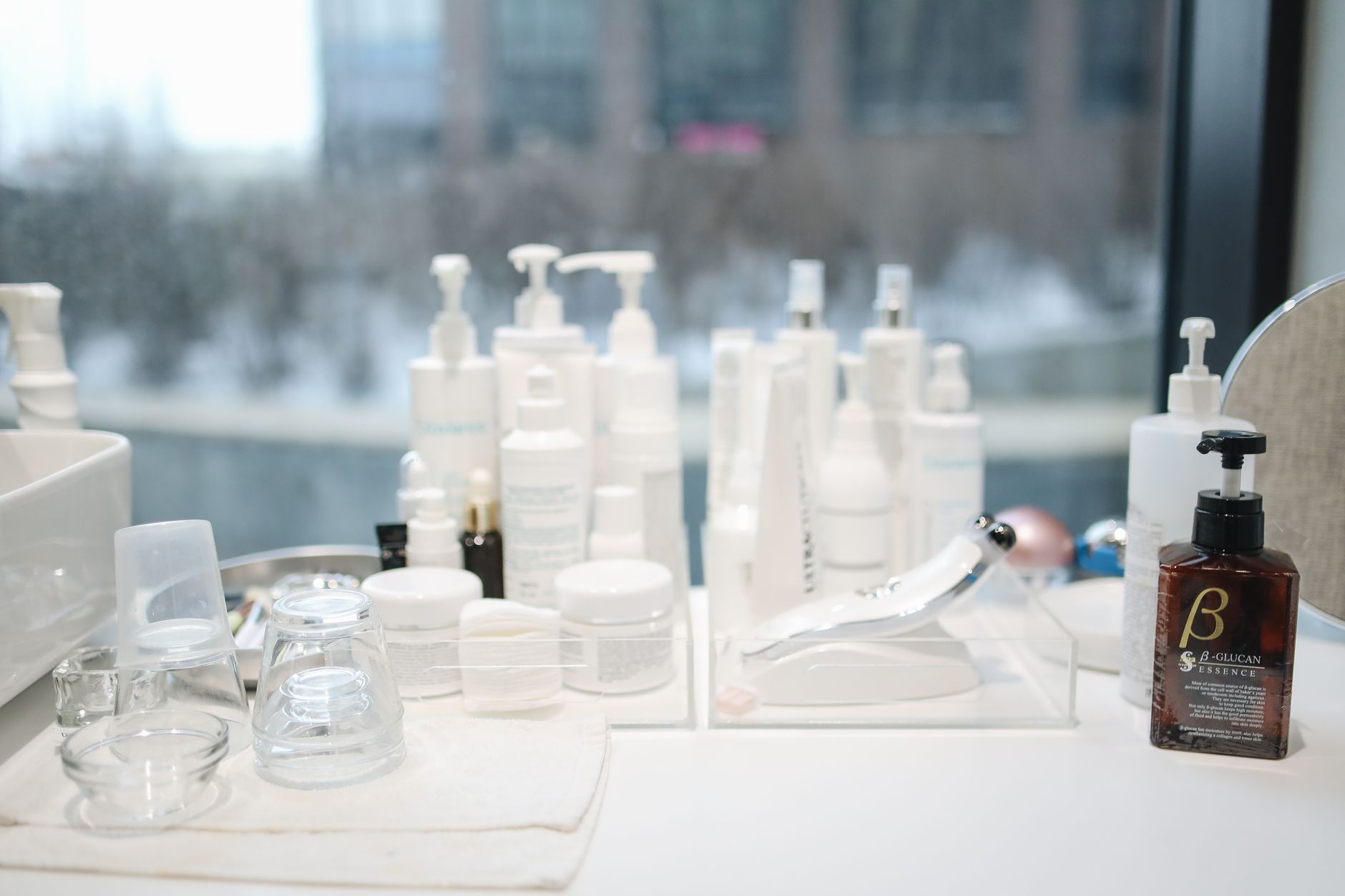 Trusa de cosmetice, pusă la punct: ce păstrezi, ce arunci și cum depozitezi corect