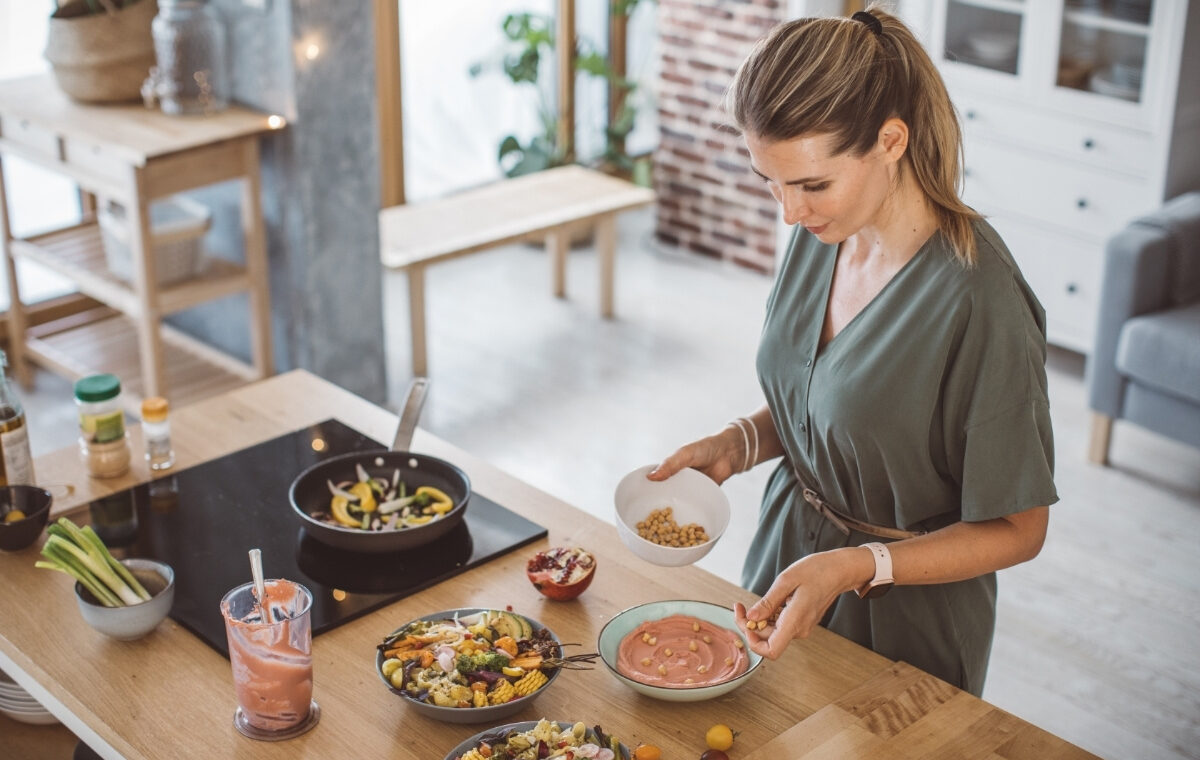 Cum poți reduce aportul caloric și păstra nutrienții esențiali în meniul zilnic?